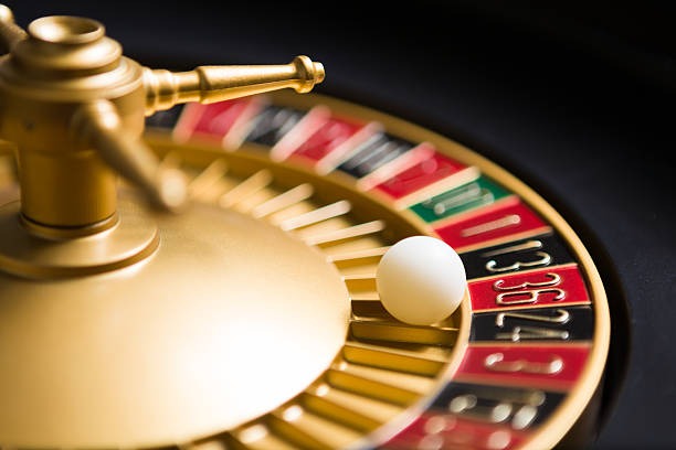 hugo77 app interface showing Aviator, Sweet Bonanza, and live roulette game options