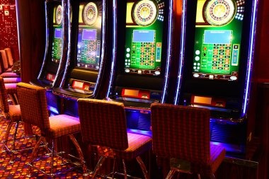 Hugo77 demo-mode daily refresh calendar showing credit reset times for different slot games